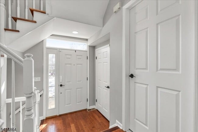 40 Primrose Ln in Long Hill, NJ - Foto de edificio - Building Photo