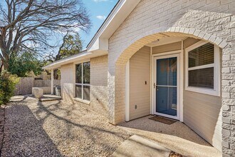 127 Terrace Ln in Kerrville, TX - Building Photo - Building Photo