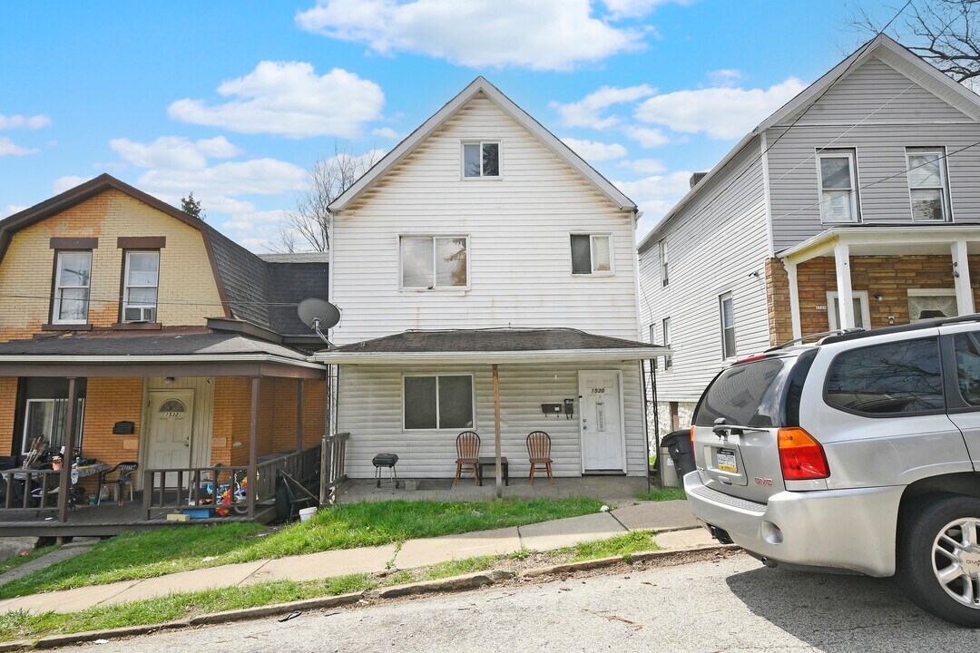 1530 Grandview Ave in Braddock, PA - Building Photo