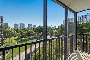 3401 N Country Club Dr in Aventura, FL - Building Photo