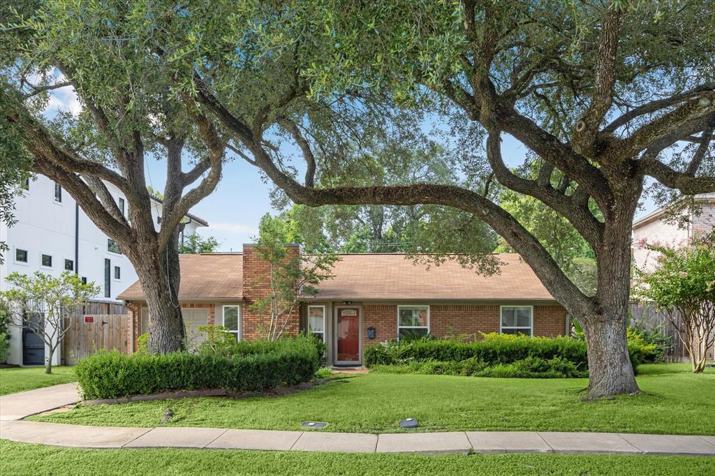 4512 Pine St in Bellaire, TX - Building Photo