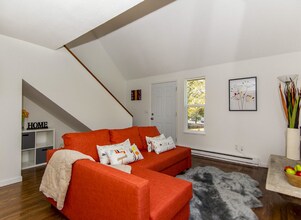 17530 SW Britetree Cir in Beaverton, OR - Building Photo - Building Photo