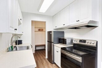 1011 11th Ave S, Unit 7 in Hopkins, MN - Foto de edificio - Building Photo