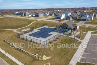 27402 E Oak View Dr in Lee's Summit, MO - Building Photo - Building Photo
