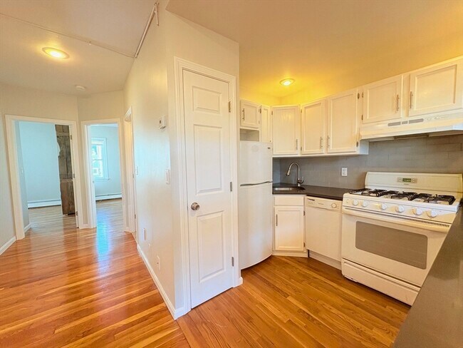 131 W 7th St, Unit 2 in Boston, MA - Building Photo - Building Photo