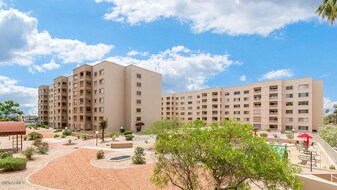 7960 E Camelback Rd in Scottsdale, AZ - Building Photo