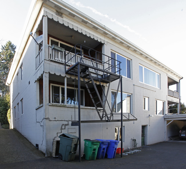 2379 SW Cedar St in Portland, OR - Building Photo - Building Photo