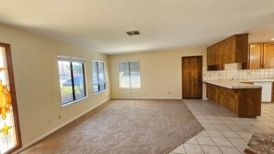 3507 S Oak View Dr in Visalia, CA - Foto de edificio - Building Photo