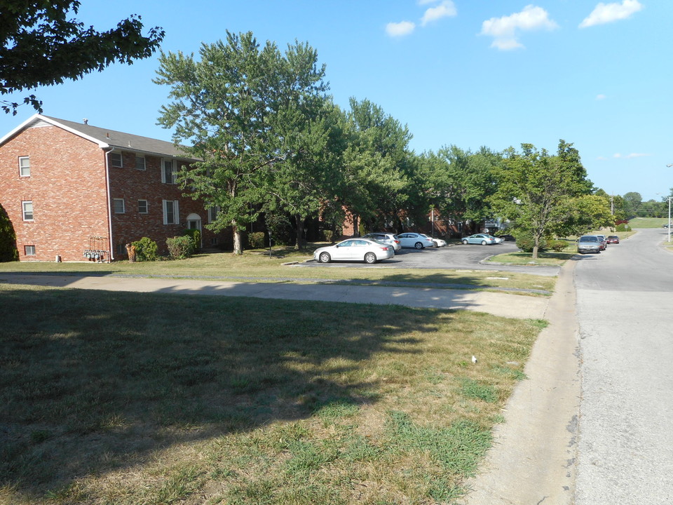 West Chester Apartments in Kansas City, MO - Building Photo