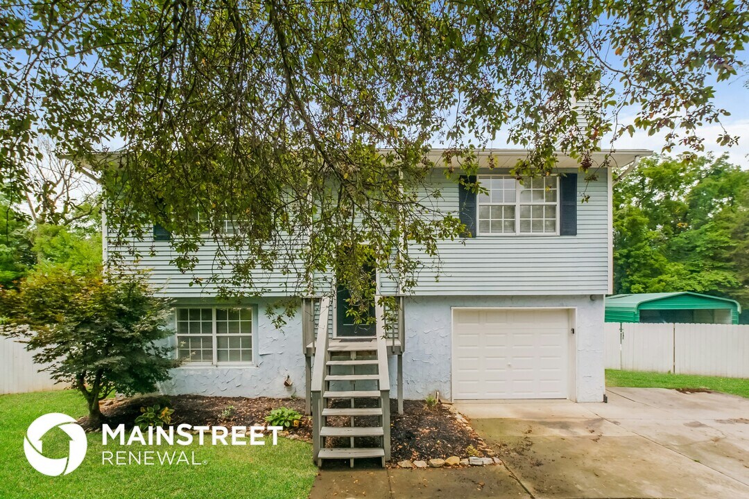 5821 Whisper Wood Rd in Knoxville, TN - Foto de edificio