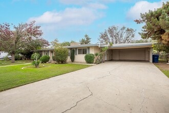 8309 Hall Rd in Lamont, CA - Building Photo - Building Photo