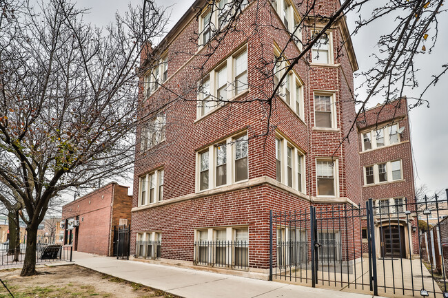 property at 734 W Waveland Ave