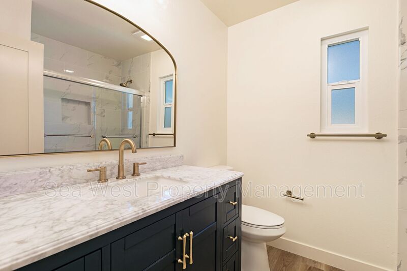222-230 W J St in Encinitas, CA - Building Photo