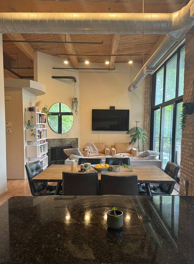 2210 W Wabansia Ave in Chicago, IL - Building Photo - Building Photo