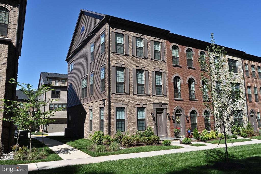 4388 Fair Lakes Ct in Fairfax, VA - Building Photo