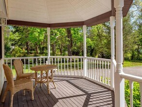 43 Scotts Landing Rd in Southampton, NY - Building Photo - Building Photo