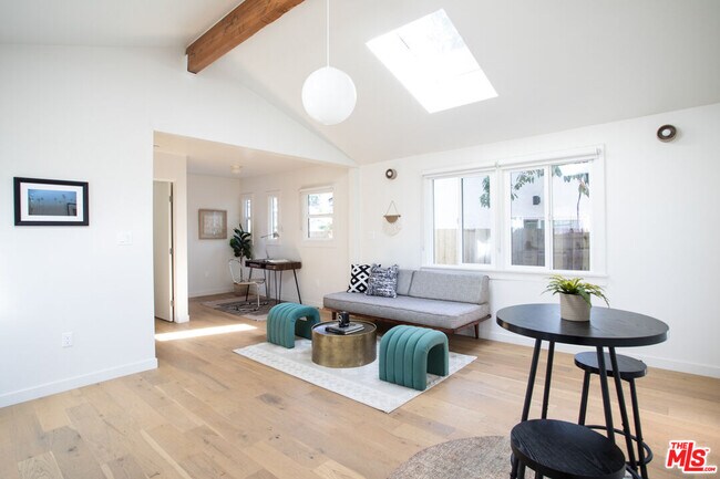 125 Hackett Pl in Los Angeles, CA - Building Photo - Building Photo