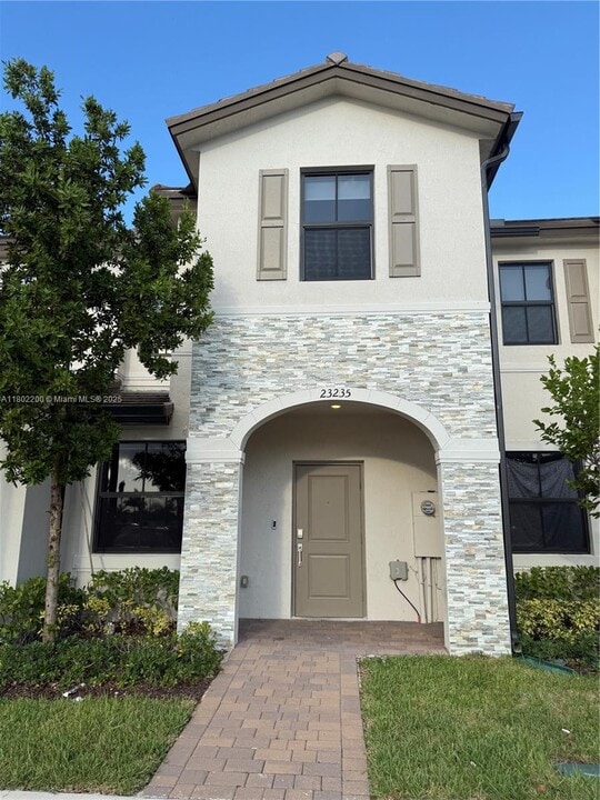 23235 SW 129th Path in Miami, FL - Building Photo