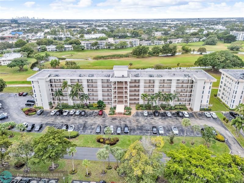 3001 S Course Dr in Pompano Beach, FL - Foto de edificio