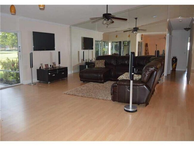 6510 NW 89th Ave in Tamarac, FL - Building Photo - Building Photo