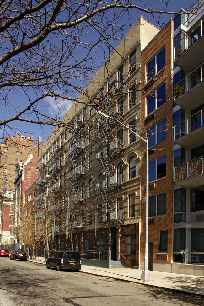 627 E ninth St in New York, NY - Building Photo - Building Photo