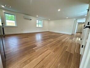 122 S Silver Ln in Sunderland, MA - Foto de edificio - Building Photo