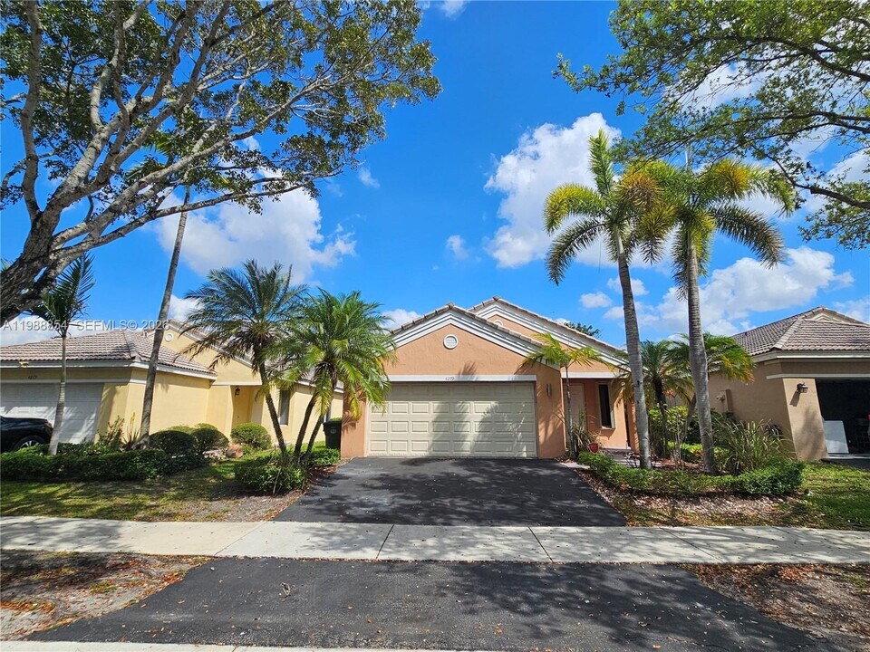 4279 Greenbriar Ln in Weston, FL - Building Photo