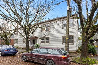 2230 NE Halsey St in Portland, OR - Building Photo - Building Photo