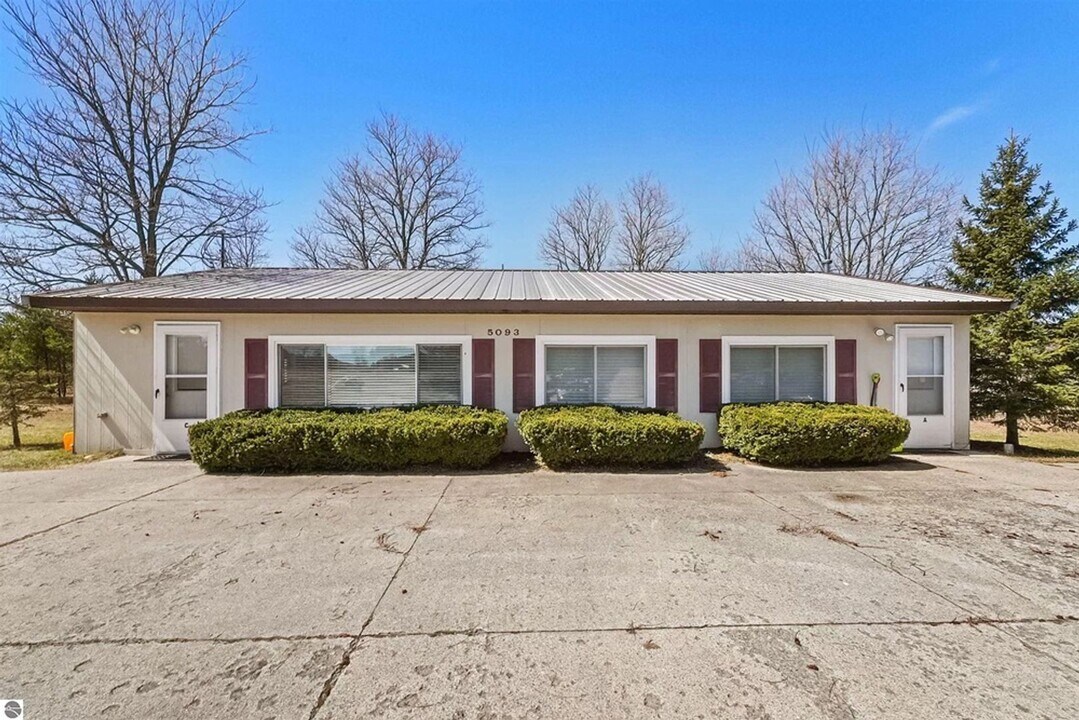 5093 M-37 in Mesick, MI - Building Photo