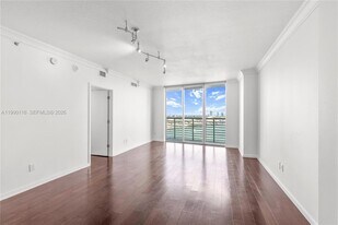 335 S Biscayne Blvd, Unit 2512 in Miami, FL - Building Photo