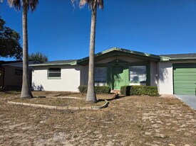 7541 Seashore Dr in Port Richey, FL - Building Photo