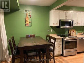 5958 Greensboro Dr in Mississauga, ON - Building Photo - Building Photo