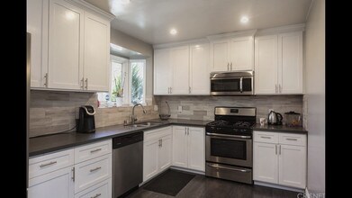 7344 Topeka Dr in Los Angeles, CA - Foto de edificio - Building Photo