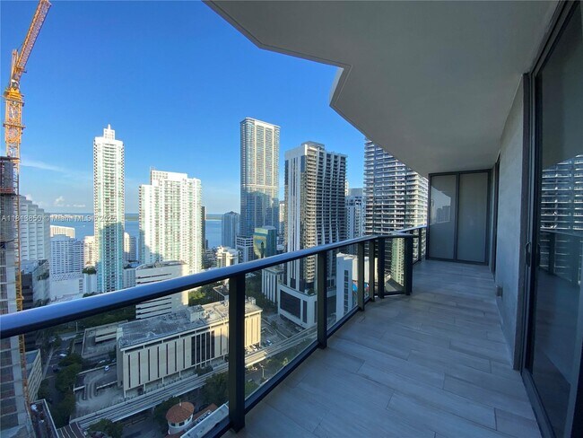 45 SW 9th St, Unit 2402 in Miami, FL - Foto de edificio - Building Photo