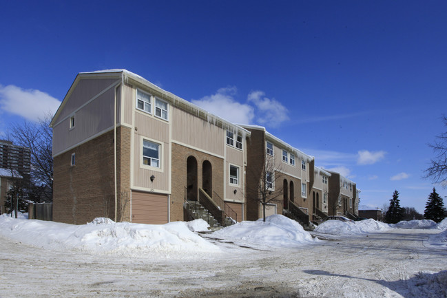 2 Stonehill Ct in Toronto, ON - Building Photo - Primary Photo