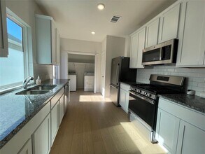340 Kenai Dr in Kyle, TX - Foto de edificio - Building Photo
