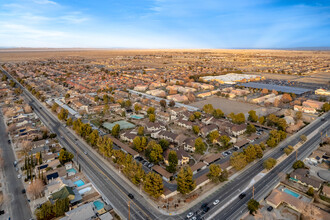 Willow Creek Village in Lancaster, CA - Foto de edificio - Building Photo