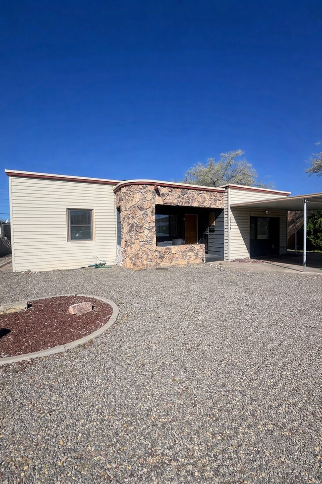 2113 Madeira Dr NE in Albuquerque, NM - Foto de edificio - Building Photo