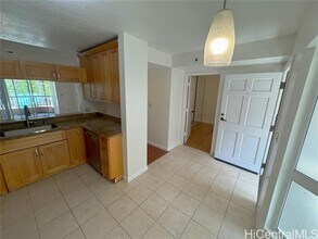 1090 Ala Napunani St in Honolulu, HI - Building Photo - Building Photo