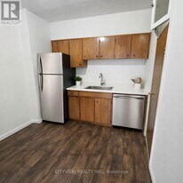 381 Dundas St E in Toronto, ON - Building Photo