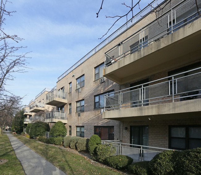 1 Overlook Ave in Great Neck, NY - Building Photo - Building Photo