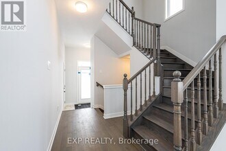210 Ormiston Cres in Ottawa, ON - Building Photo - Building Photo