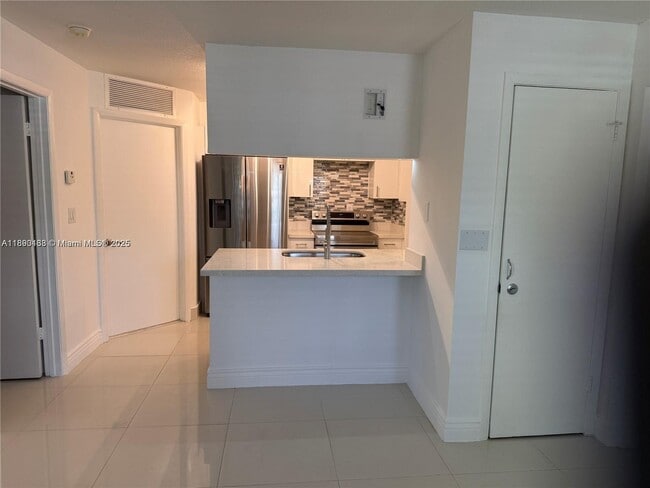 17500 NW 67th Pl in Hialeah, FL - Building Photo - Building Photo