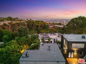 9315 Lloydcrest Dr in Beverly Hills, CA - Building Photo - Building Photo