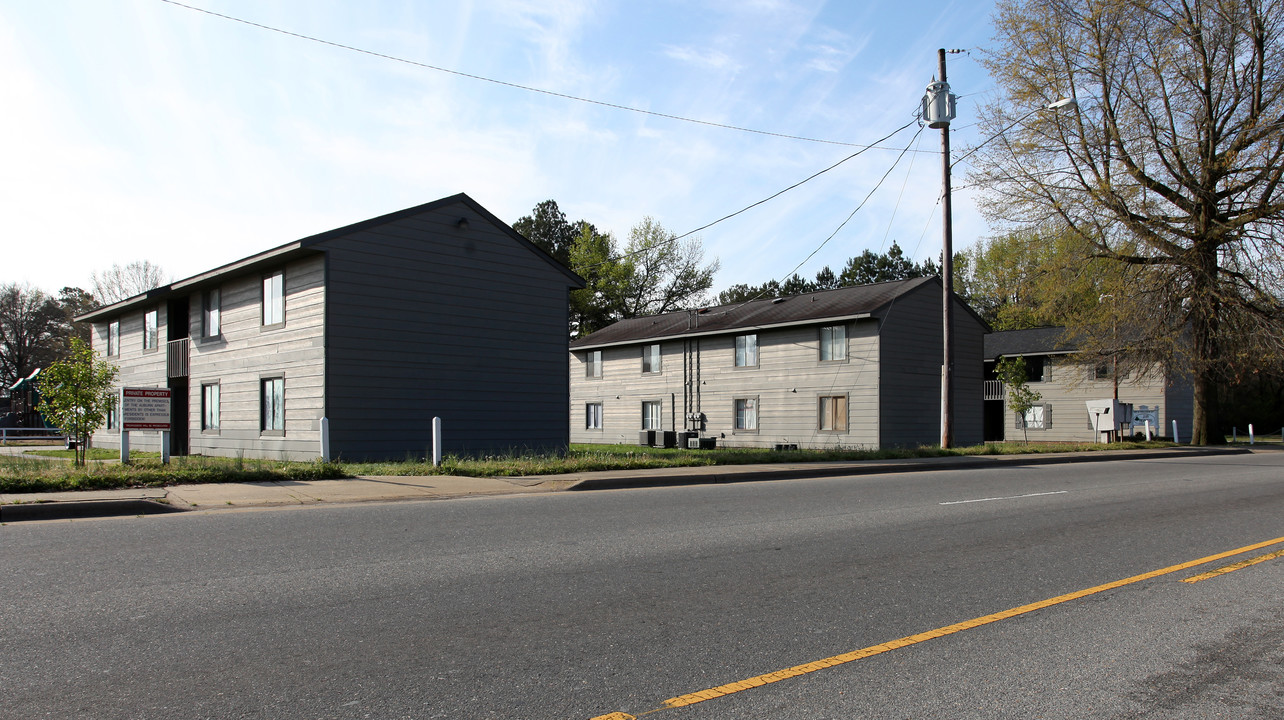 803 S Pollock St in Selma, NC - Building Photo