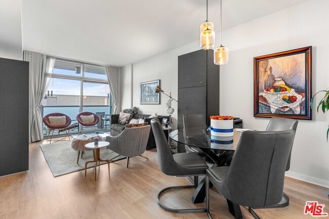 13700 Marina Pointe Dr in Los Angeles, CA - Building Photo - Building Photo