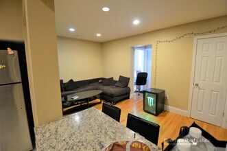 76 Egmont St, Unit 5 in Brookline, MA - Building Photo - Building Photo