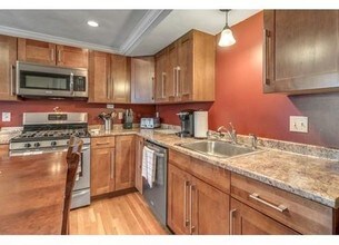 10 Middle St Ct-Unit -2 in Waltham, MA - Building Photo - Building Photo