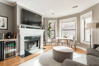 726 W Addison St, Unit 3 in Chicago, IL - Foto de edificio - Building Photo