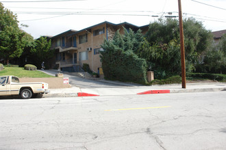 3227 Altura Ave in La Crescenta, CA - Foto de edificio - Building Photo